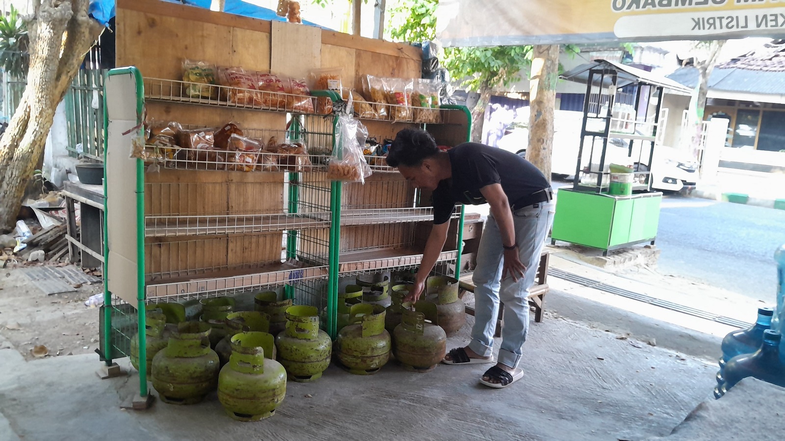 PAKAI KTP/KK: Warga memilih LPG melon di toko kelontong di Jalan Segara Pamekasan Minggu (1/9).