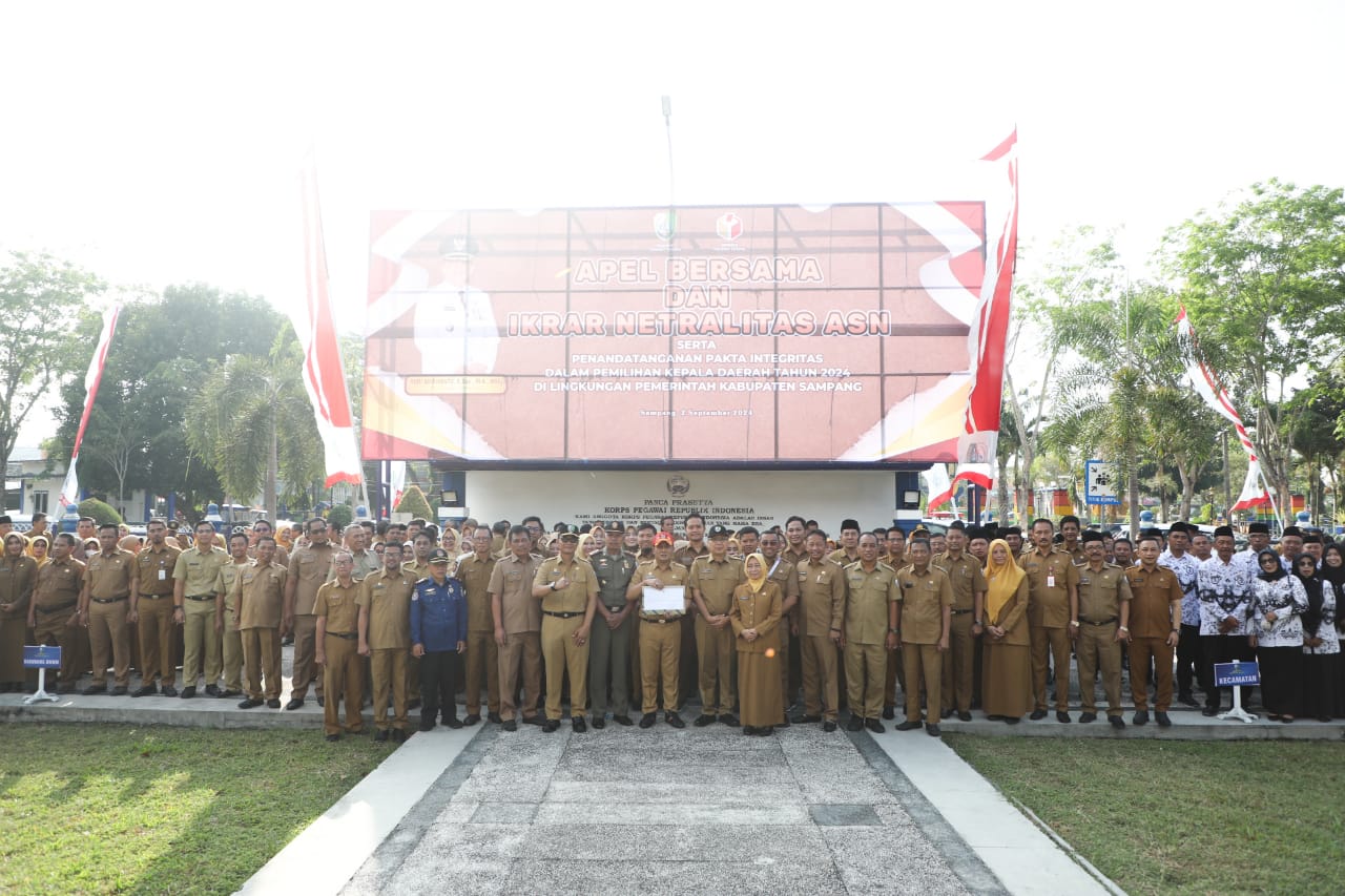 ABDI NEGARA: ASN se-Kabupaten Sampang mengikuti ikrar netralitas di halaman kantor Pemkab Sampang,