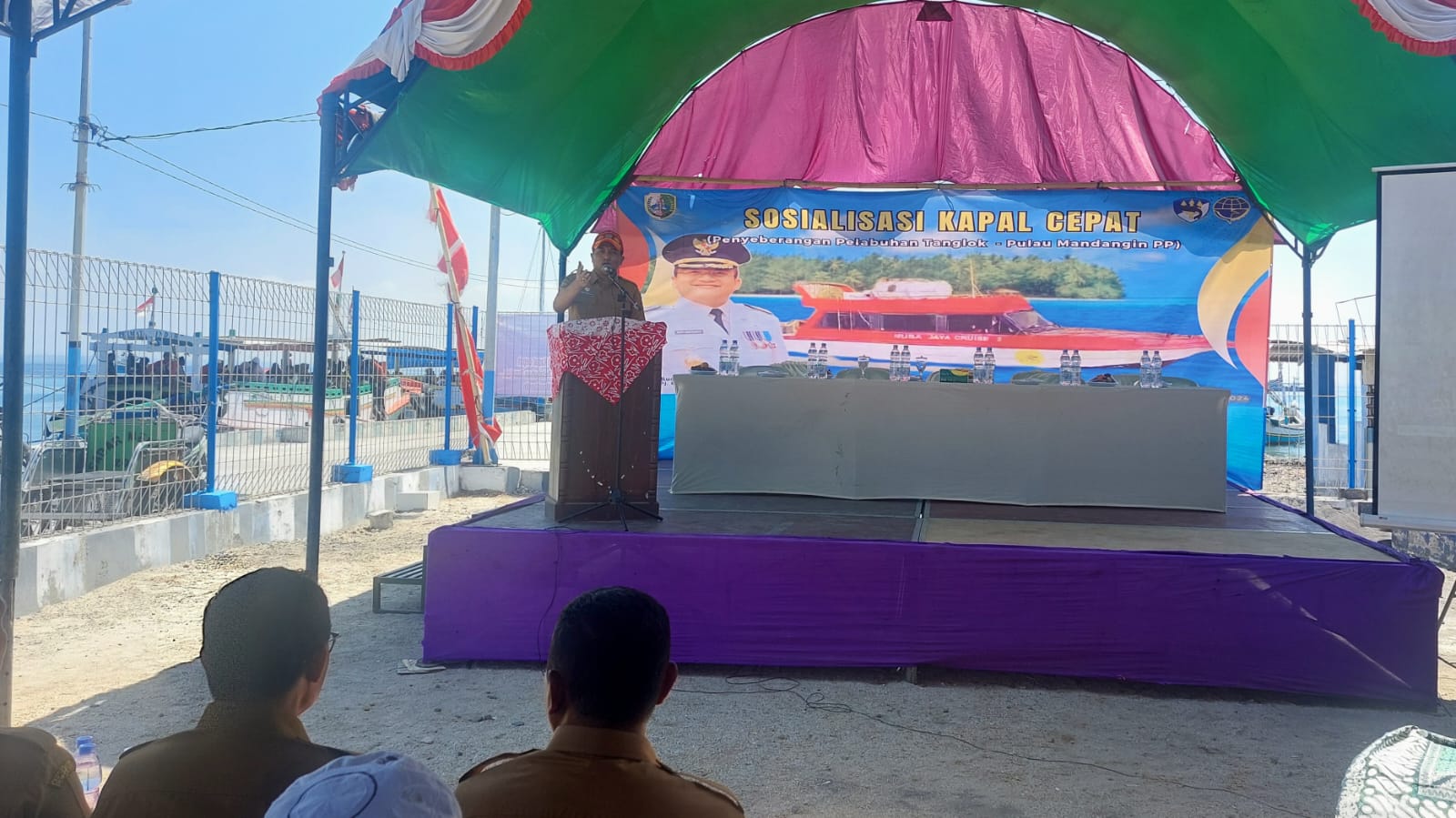 SOSIALISASI: Sekkab Sampang Yuliadi Setiyawan memberikan sambutan di Desa Pulau Mandangin, Sampang, Senin (2/9).