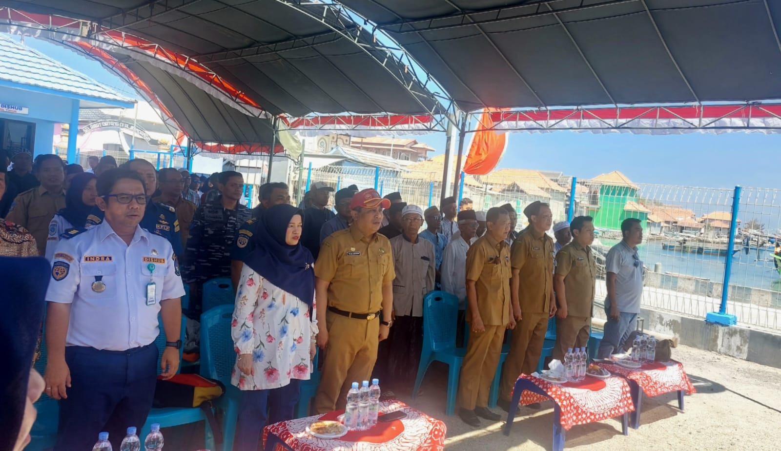 TURBA: Sekkab Sampang Yuliadi Setiyawan (topi merah) dalam acara sosialisasi kapal cepat di Desa Pulau Mandangin, Sampang, Senin (2/9).