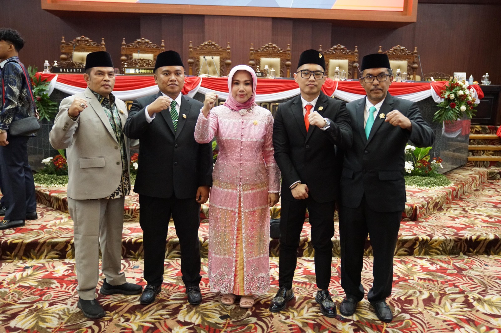 SEMANGAT MENGABDI: Anggota DPRD Jatim Nurul Huda, S.H.I., M.H. berpose dengan wakil rakyat kader PPP dan PSI.