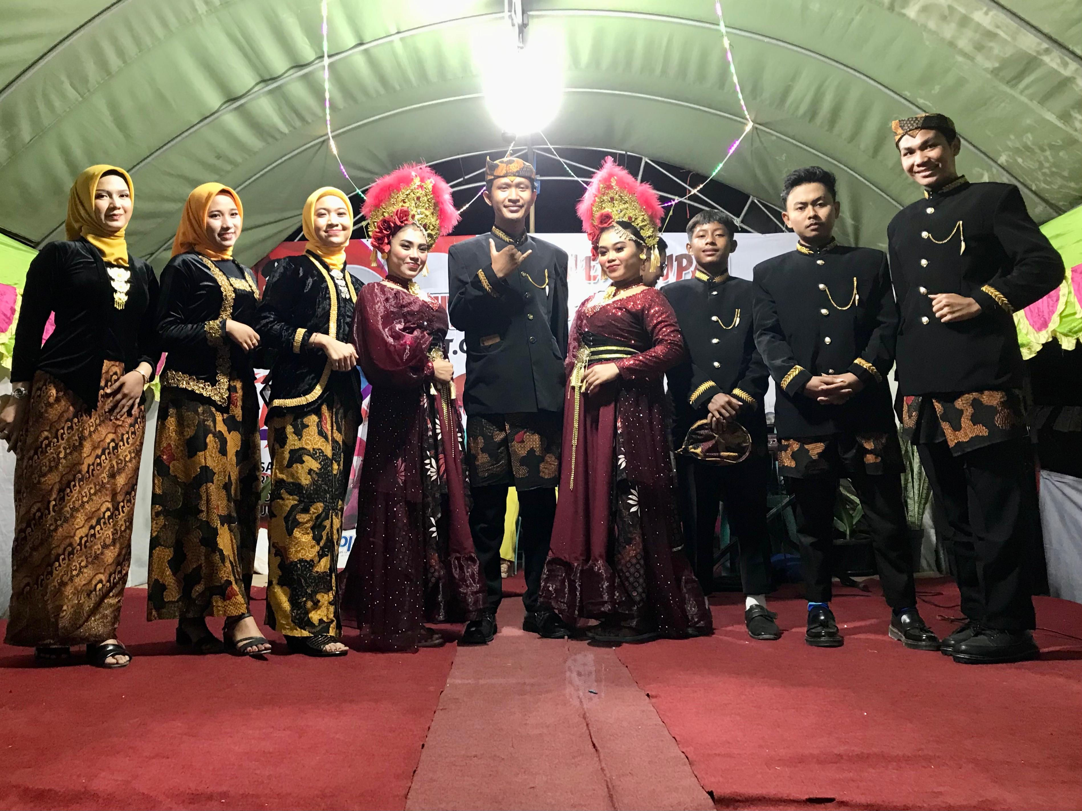BAJU ADAT: Panitia perayaan HUT Ke-79 RI warga Jalan Asta Barat, Kelurahan Bugih, Pamekasan, berfoto bersama dengan dua penari tradisional, Minggu (1/9). (FIKI PRASETYA KUSNANDAR UNTUK JPRM)