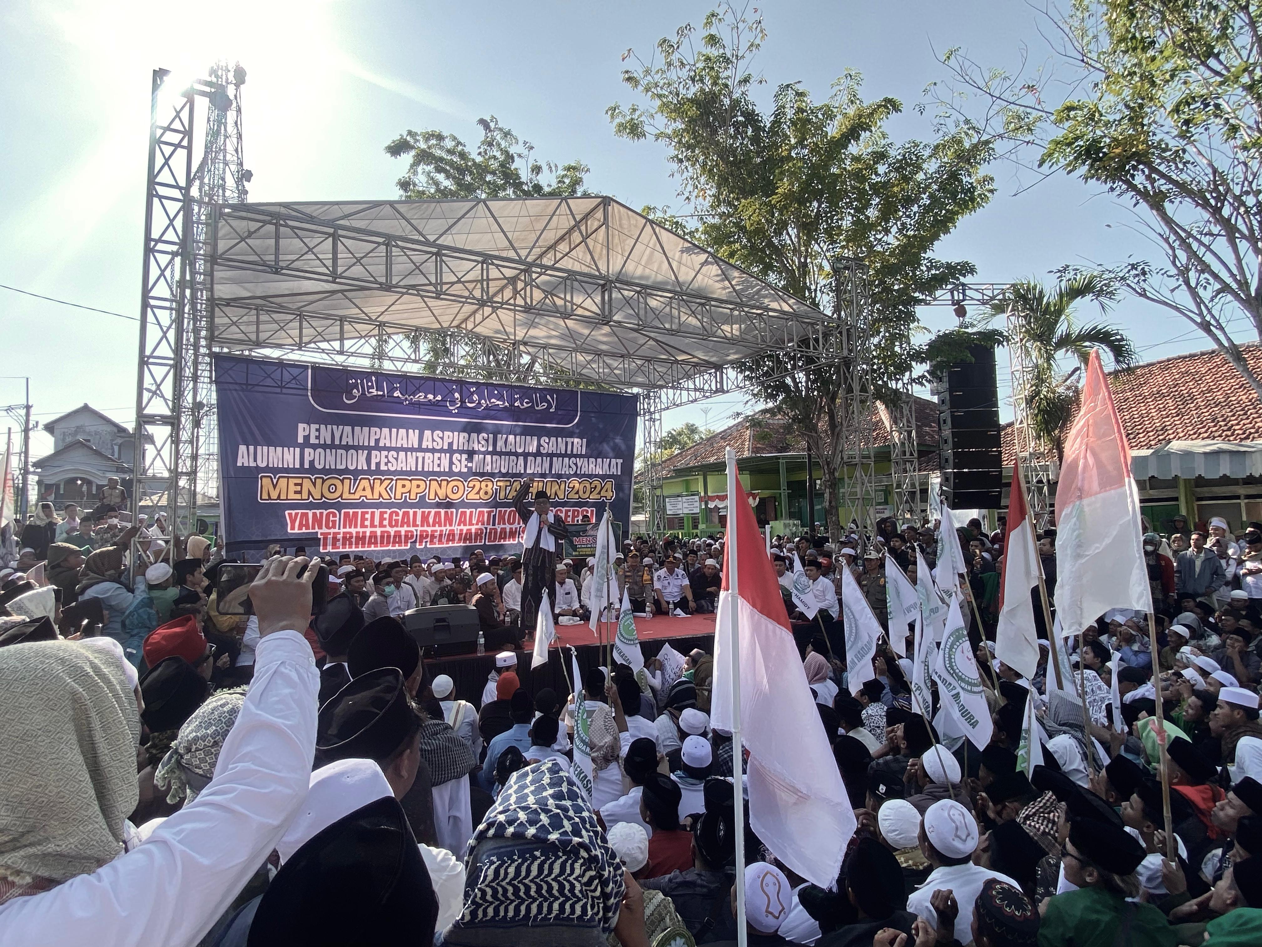 LAUTAN MANUSIA: Ribuan warga menyampaikan aspirasi penolakan PP 20/2024 di depan Kantor DPRD Pamekasan, Jumat (23/8). (FAHMI JALIL/JPRM)