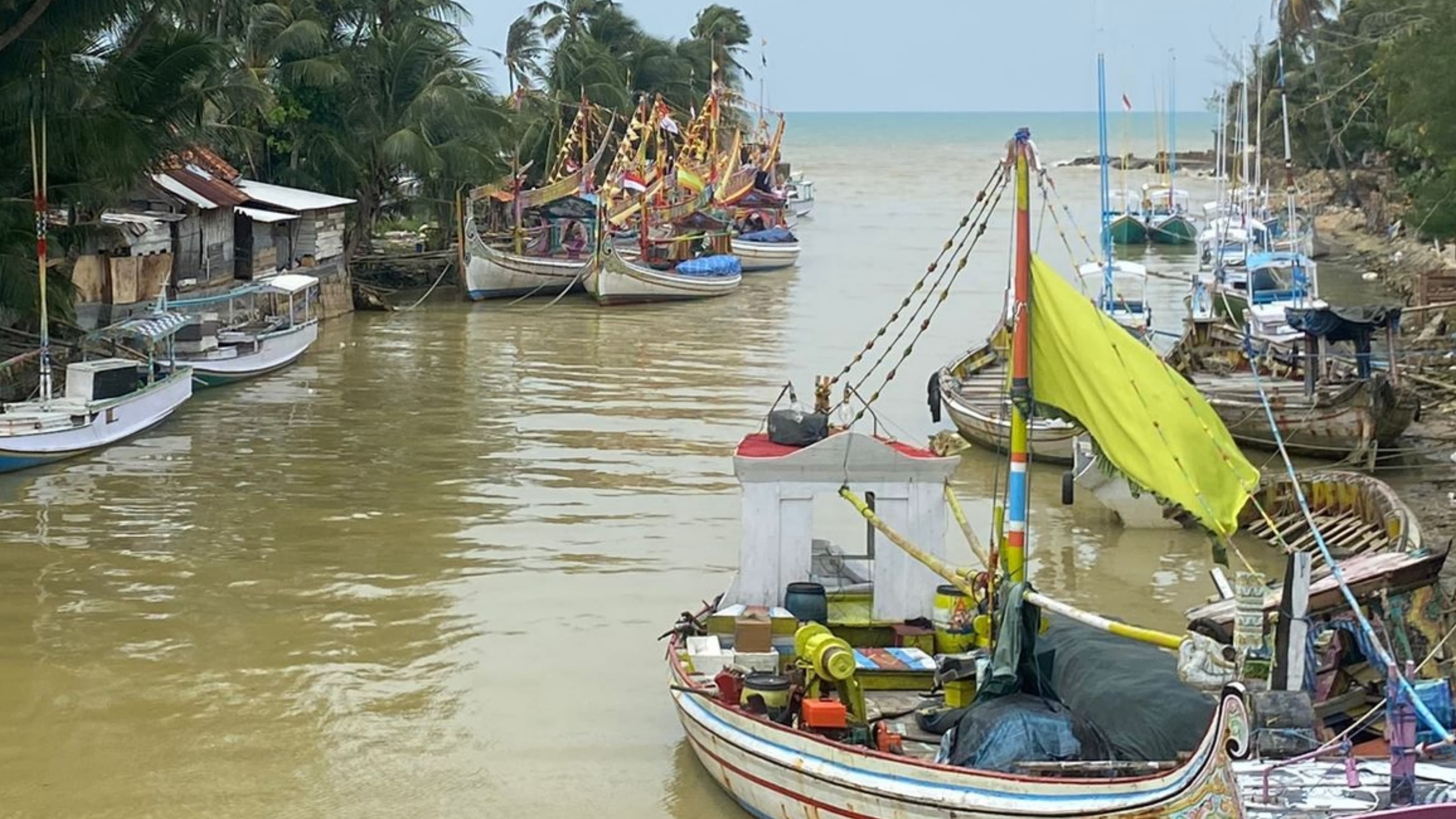 TAK MELAUT: Kapal nelayan ditambatkan di perairan Desa Sotabar, Kecamatan Pasean, Pamekasan, Selasa (3/9). (KHOLIL RAMLI/JPRM)
