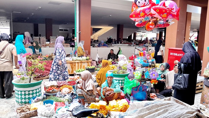 TRANSAKSI: Pedagang di Pasar Kolpajung Pamekasan melayani pembeli, Senin (2/9). (KHOLIL RAMLI/JPRM)