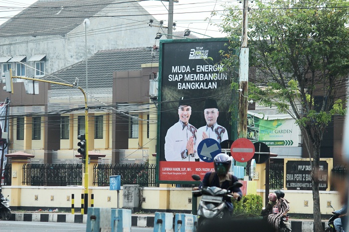 SEMAKIN MARAK: Foto pasangan bakal calon kepala daerah (bacakada) Bangkalan terpasang di Jalan Soekarno-Hatta Bangkalan. (VIVIN AGUSTIN HARTONO/JPRM)