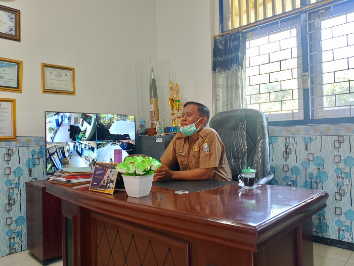 BERTUGAS: Plh Camat Kota Sampang Tri Jayadi saat ditemui di ruangannya, Selasa (3/9). (UBAIDILLAHIR RA&rsquo;IE/JPRM)