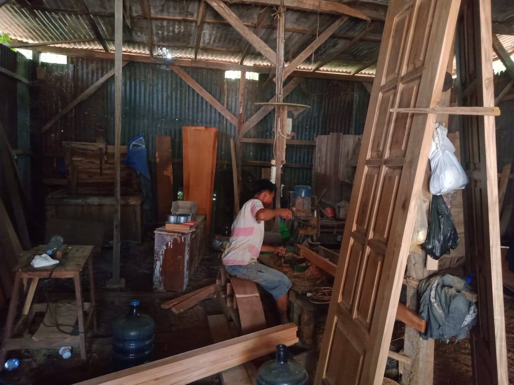 PPELAKU IKM: Warga sedang membuat kerajinan kayu di industri mebel, Jalan Kenanga, Kelurahan Mlajah, Bangkalan, kemarin. (IMAMUDIN/JPRM)