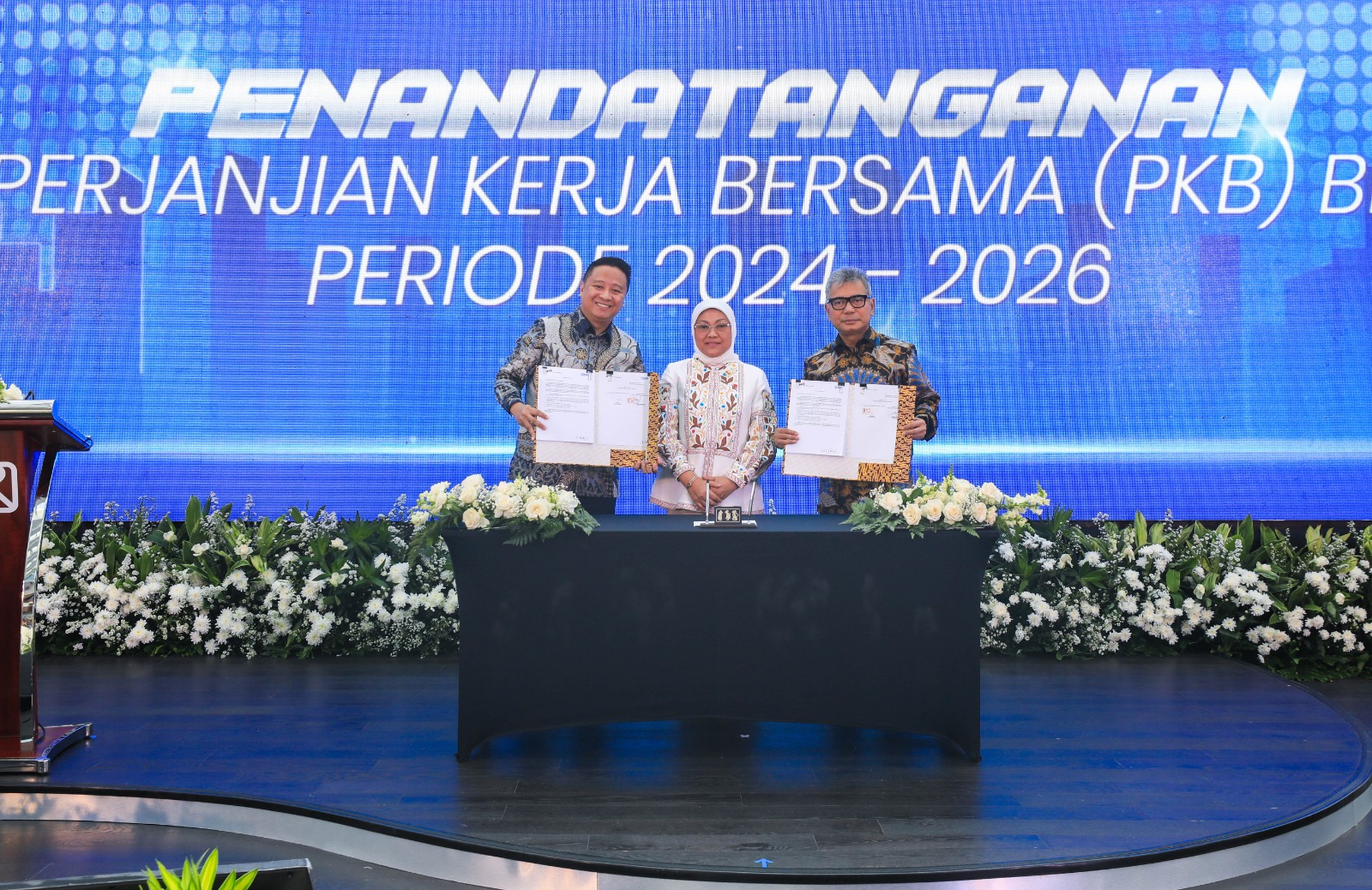 KERJASAMA: Direktur Utama BRI Sunarso dengan Ketua Serikat Pekerja BRI Nasional Mohammad Rizal dengan disaksikan oleh Menteri Ketenagakerjaan RI Ida Fauziyah.