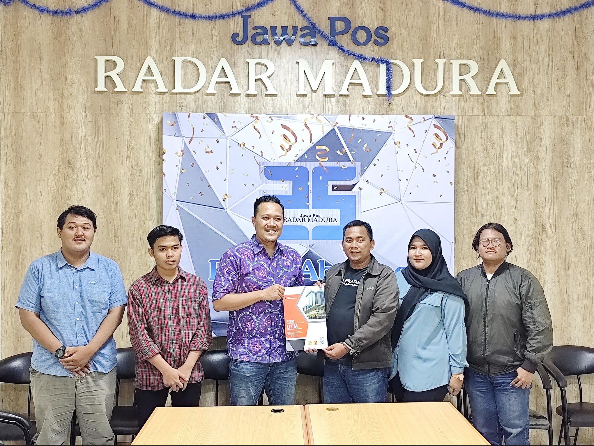 BELAJAR LANGSUNG: Dospem MBKM Prodi Sosiologi UTM Mohamad Afifuddin (empat dari kanan) menyerahkan empat mahasiswanya kepada Pemred JPRM Lukman Hakim, Rabu (28/8). (FOTO JPRM)