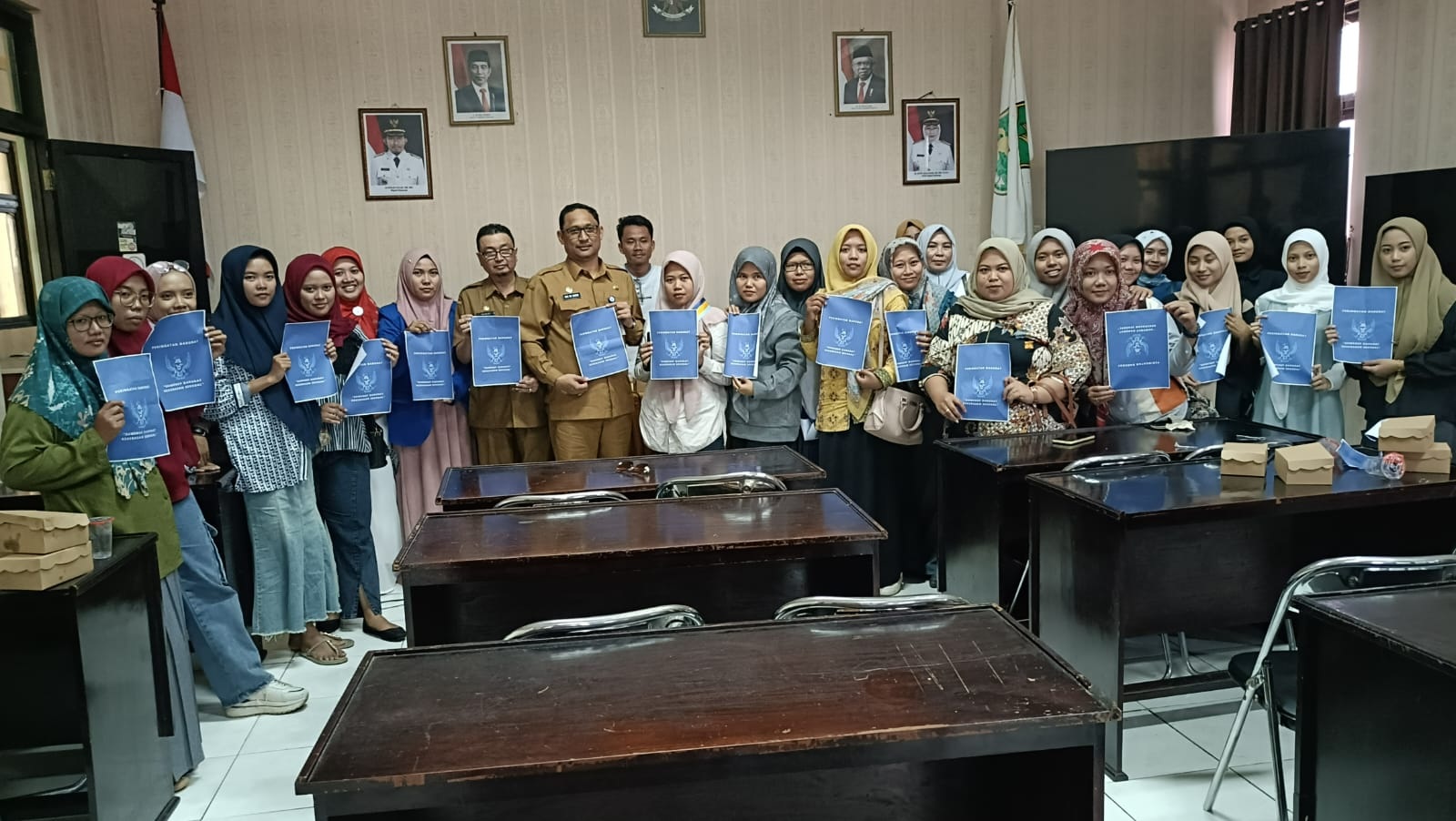 MENUNTUT: Aktivis perempuan berfoto bersama dengan Kepala Dispendik Sumenep&nbsp;Agus Dwi Saputra setelah audiensi. (SRIKANDI IKAPMII UNTU JPRM)