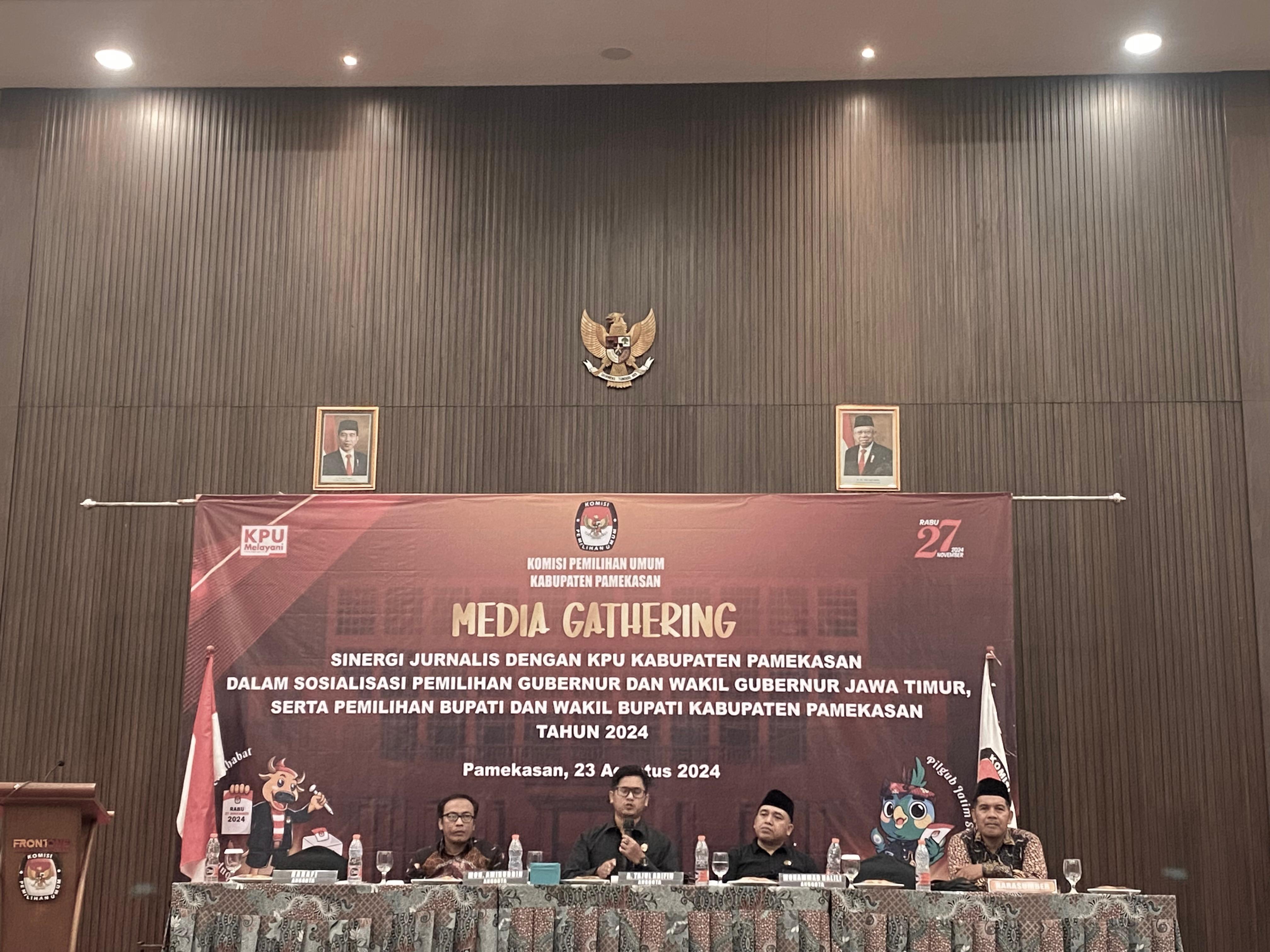 SOSIALISASI: KPU Pamekasan saat menggelar media gathering di Azana Style Hotel Madura, Jumat (23/8). (MOH. IQBAL AFGANI/JPRM)