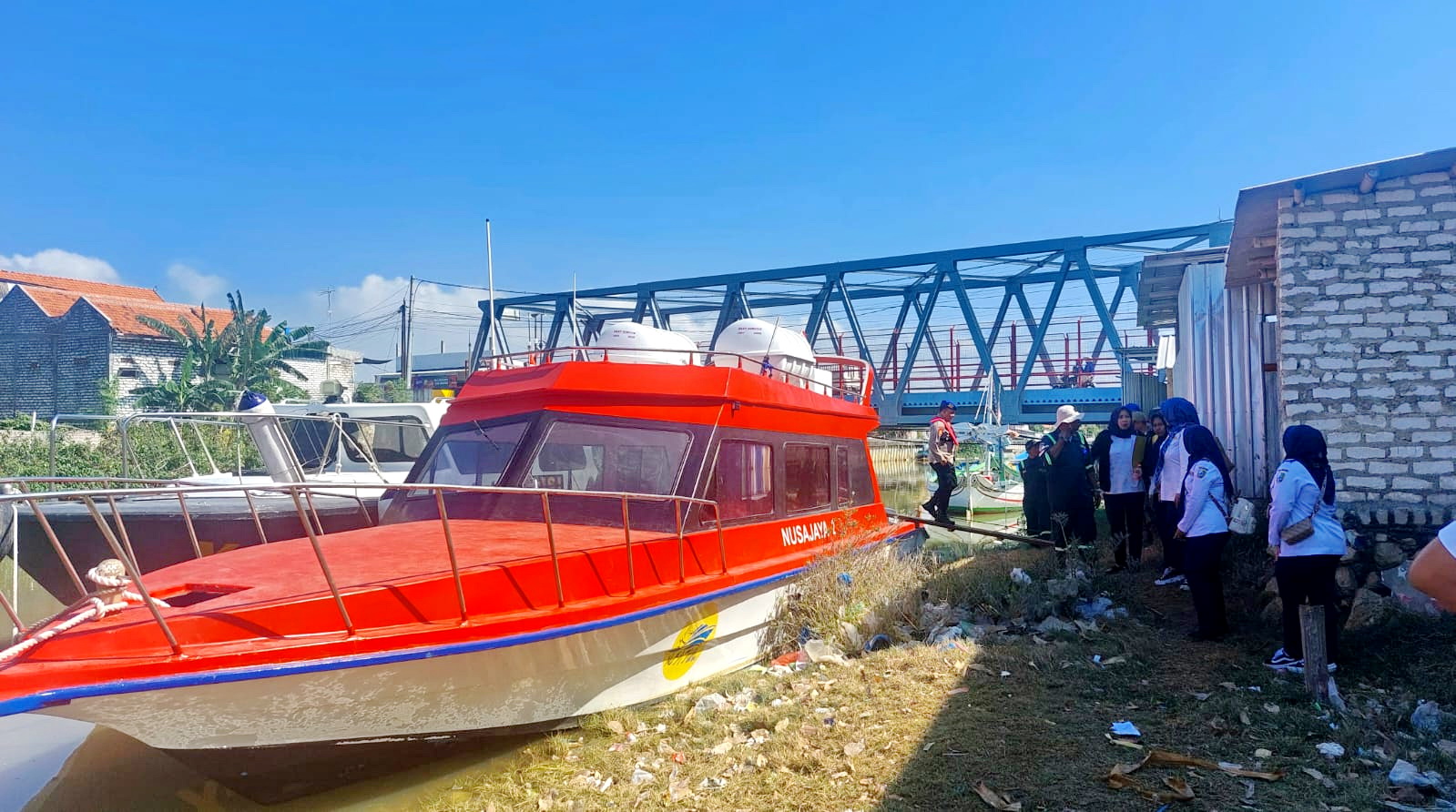 FASILITAS BARU: Beberapa pegawai hendak menaiki kapal cepat yang akan berlayar ke Pulau Mandangin di Pelabuhan Tanglok, Senin (2/9). (JUNAIDI PONDIYANTO/JPRM)