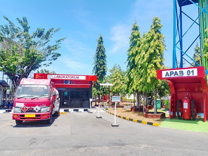 CERAH; Tangki Pertamina diparkir di halaman kantornya, Jumat (30/8). (UBAIDILLAHIR RA&rsquo;IE/JPRM)