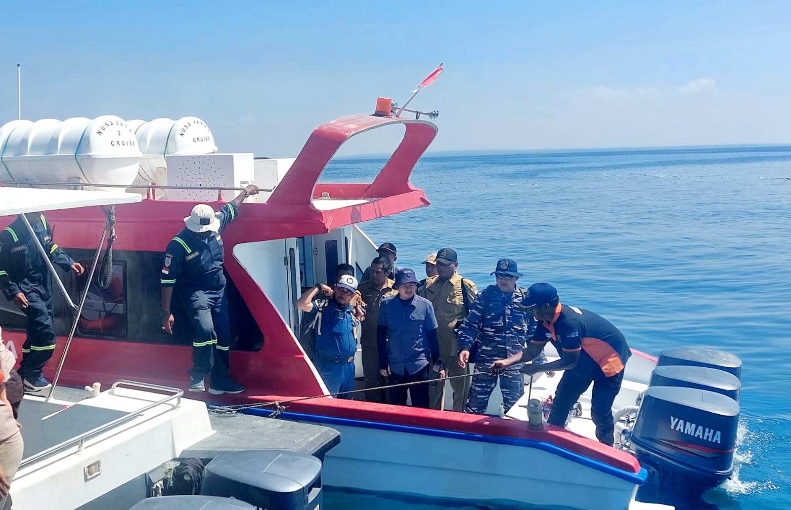 JALUR LAUT: Sejumlah pegawai hendak turun dari kapal cepat ketika bersandar di Pelabuhan Mandangin, Senin (2/9). (JUNAIDI PONDIYANTO/JPRM)
