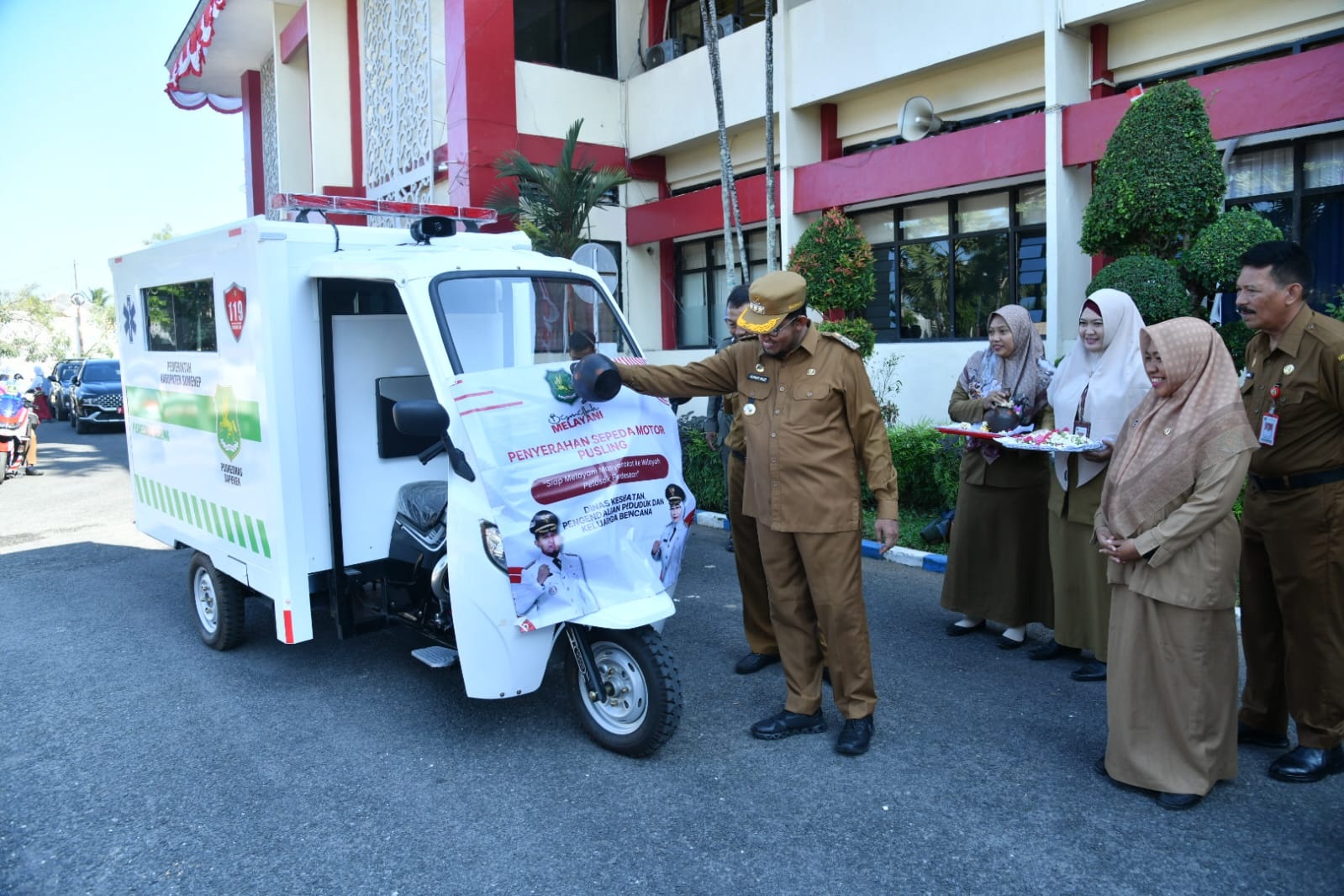 MOMEN BERHARGA: Bupati Sumenep Achmad Fauzi Wongsojudo menyerahkan motor pusling ke sejumlah puskesmas di halaman kantor pemkab, Senin (2/9).