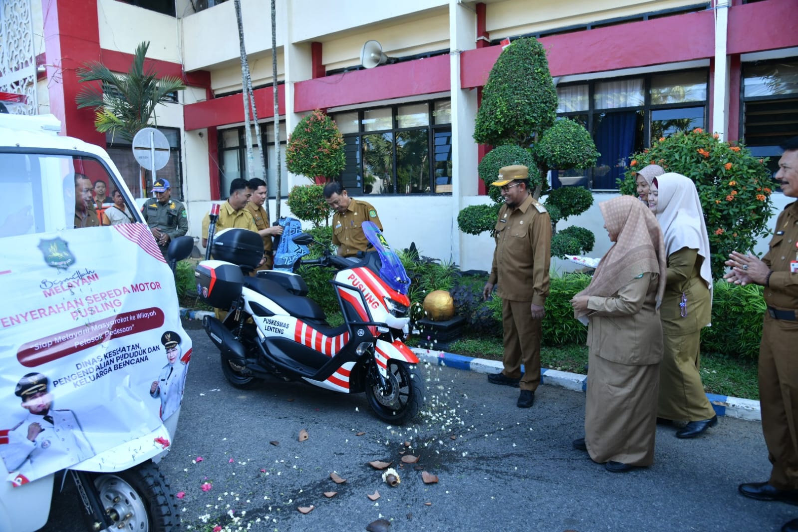 CEK LANGSUNG: Bupati Sumenep Achmad Fauzi Wongsojudo (pakai topi) beserta Kepala Dinkes P2KB, Sekkab, dan jajaran lainnya mengecek kendaraan bermotor pusling sebelum diserahkan ke puskesmas.