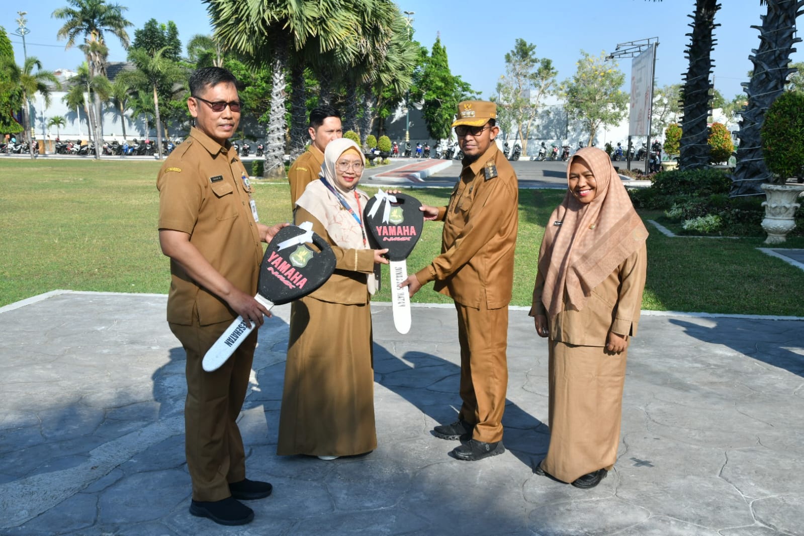 BANTUAN: Bupati Sumenep (pakai topi) menyerahkan kunci kendaraan bermotor pusling secara simbolis kepada Kepala Puskesmas Bluto dr. Rifmi Utami di halaman kantor pemkab, Senin (2/9).