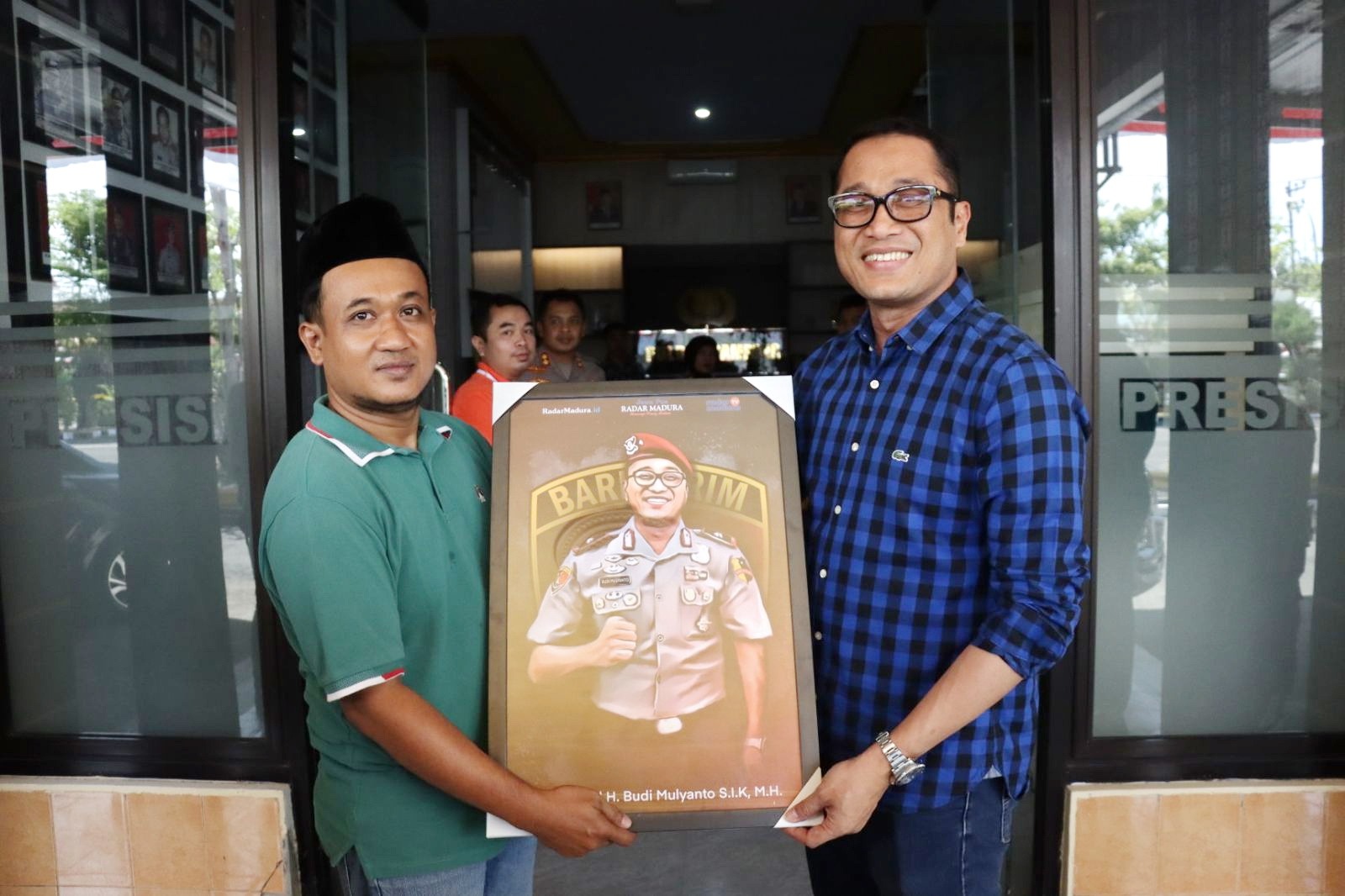 AKRAB: Korlip JPRM Hariyanto menyerahkan cenderamata kepada Brigjen Budi Mulyanto di ruang tamu Mapolres Sampang, Selasa (27/8). (IST)