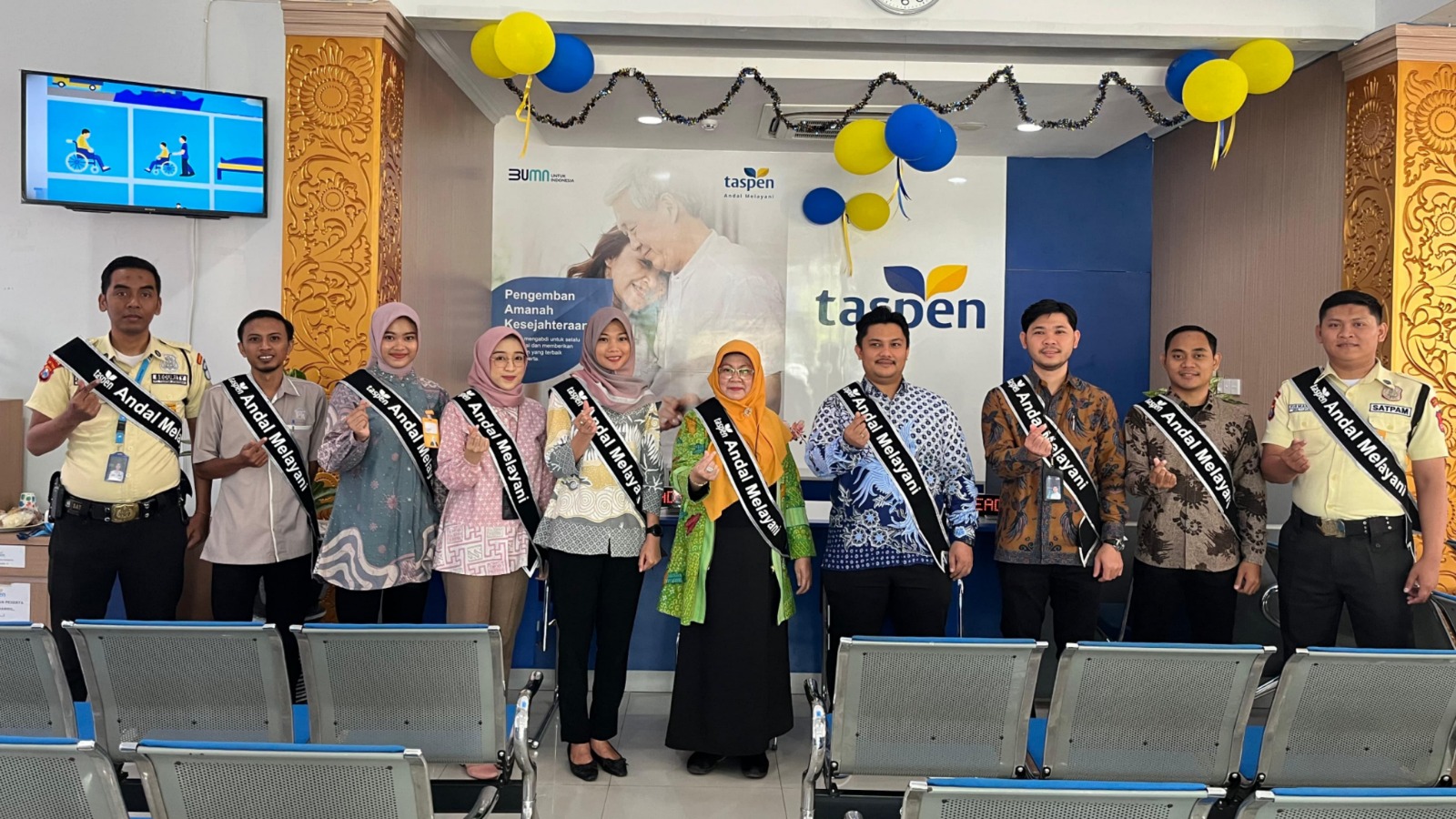 PT TASPEN UNTUK JPRM SUMRINGAH: Branch Manager KC Pamekasan, Sari Rezeki Arani dan jajaran pejabat lainnya bersua foto dalam perayaan HPN 2024, Rabu (4/9).