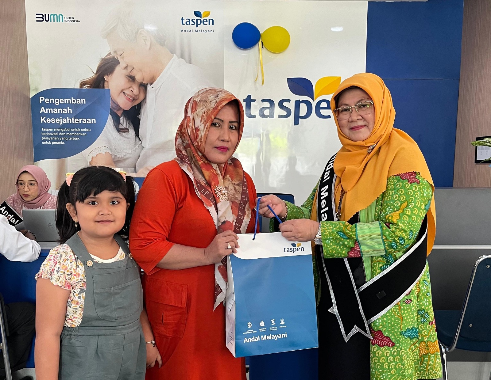 MELAYANI: Branch Manager PT Taspen Cabang Pamekasan Sari Rezeki Arani menyerahkan souvenir kepada peserta, Rabu (4/9).
