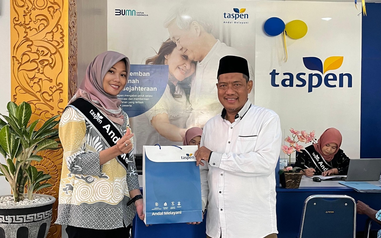 MELAYANI: Finance Section Head PT Taspen Cabang Pamekasan menyerahkan souvenir kepada peserta, Rabu (4/9).