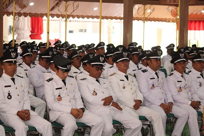 PENYELENGGARA NEGARA: Kades menjalani pengukuhan dan penyerahan SK perpanjangan masa jabatan di Pendopo Agung Bangkalan, Senin (24/6). (VIVIN AGUSTIN HARTONO/JPRM)