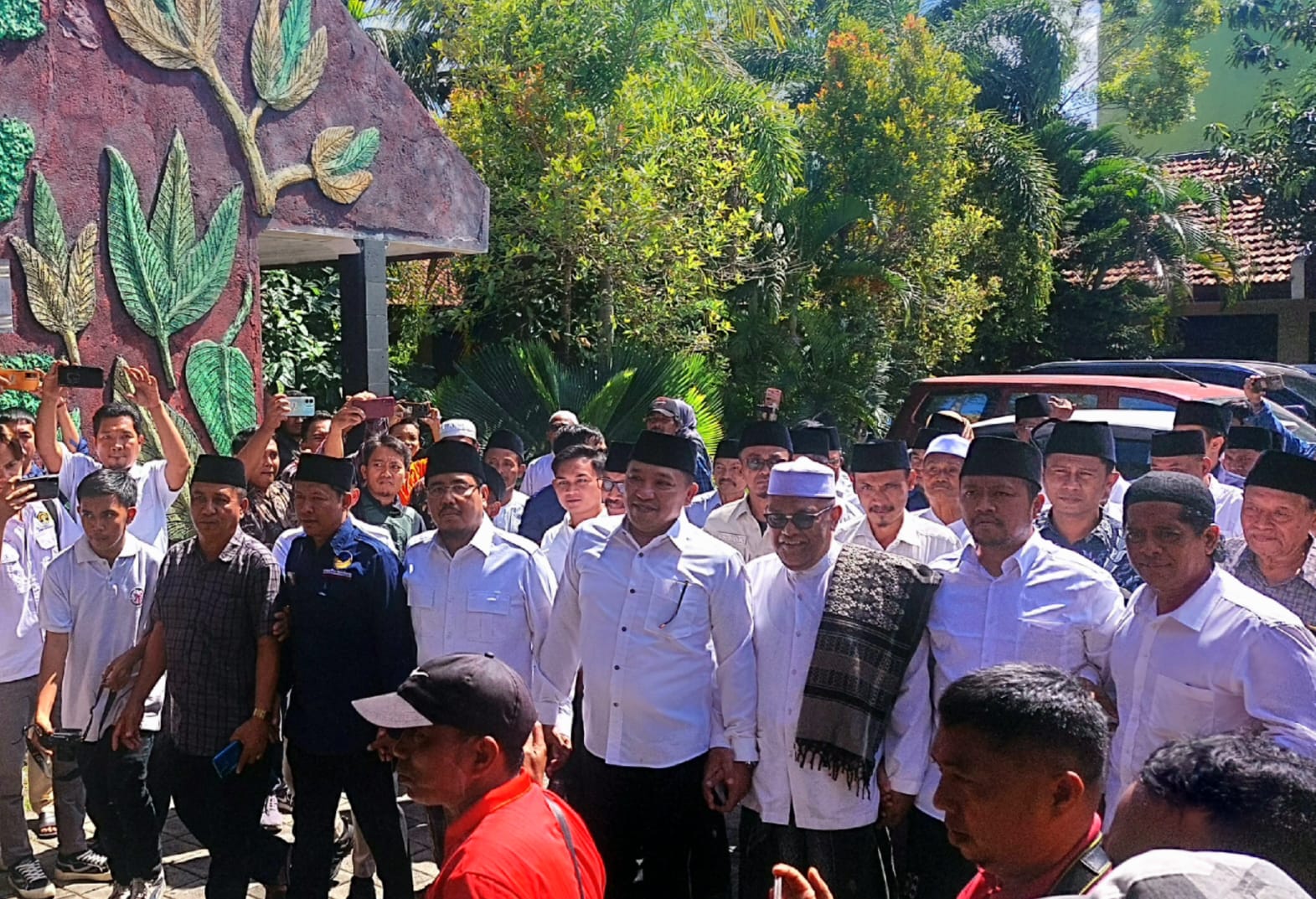 SOLID: Jajaran pengurus DPC Partai Gerindra Sampang menyambut kedatangan Slamet Junadi dalam acara penyerahan rekomendasi dukungan calon bupati di Hotel Panglima Sampang. (JUNAIDI PONDIYANTO/JPRM)