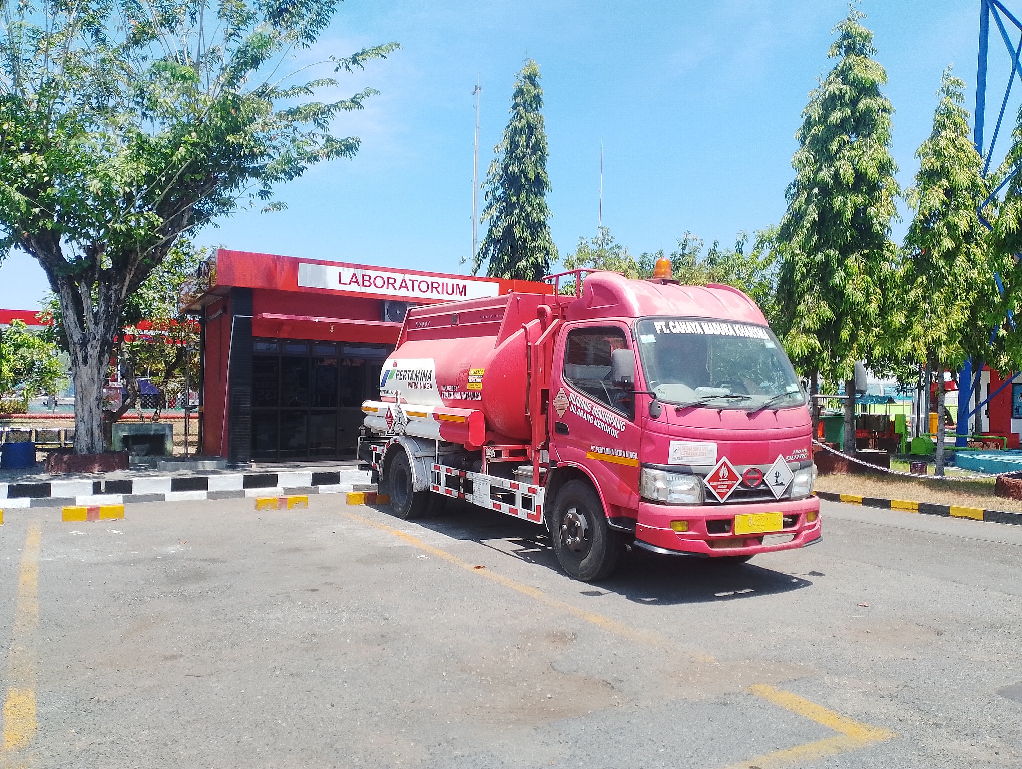 CERAH: Armada tangki PT Pertamina Patra Niaga TBBM Camplong sedang diparkir di halaman kantornya, Jumat (30/8). (UBAIDILLAHIR RA&rsquo;IE/JPRM)