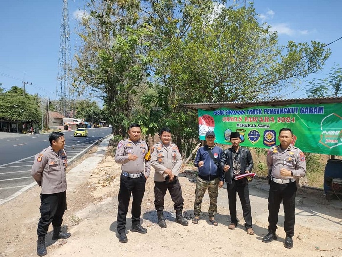 ANTISIPASI LAKA: Anggota Satlantas Polres Bangkalan didampingi masyarakat memantau lalu lintas di Jalan Raya Galis, Kecamatan Galis, Selasa (3/9)