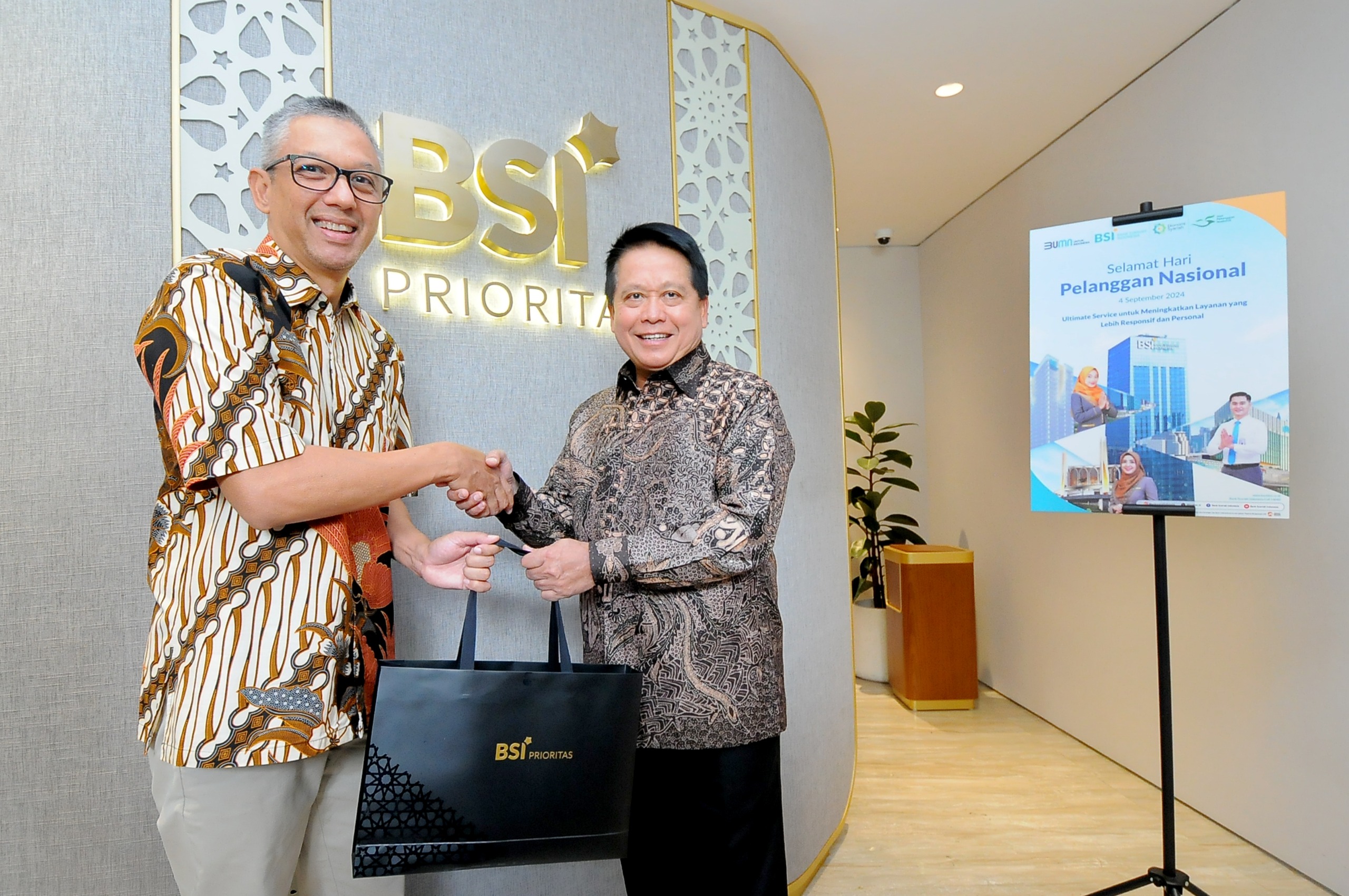 HPN: Direktur Utama BSI Hery Gunardi (kanan) berikan apresiasi langsung nasabah BSI Prioritas dalam rangka memperingati Hari Pelanggan Nasional 2024 di BSI Prioritas Pondok Indah, Rabu (4/9).