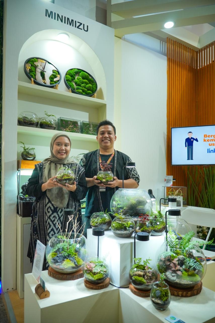 KREATIF: Pasangan suami istri binaan UMKM BRI, MINIMIZU memamerkan produknya di pameran kriya Jakarta
