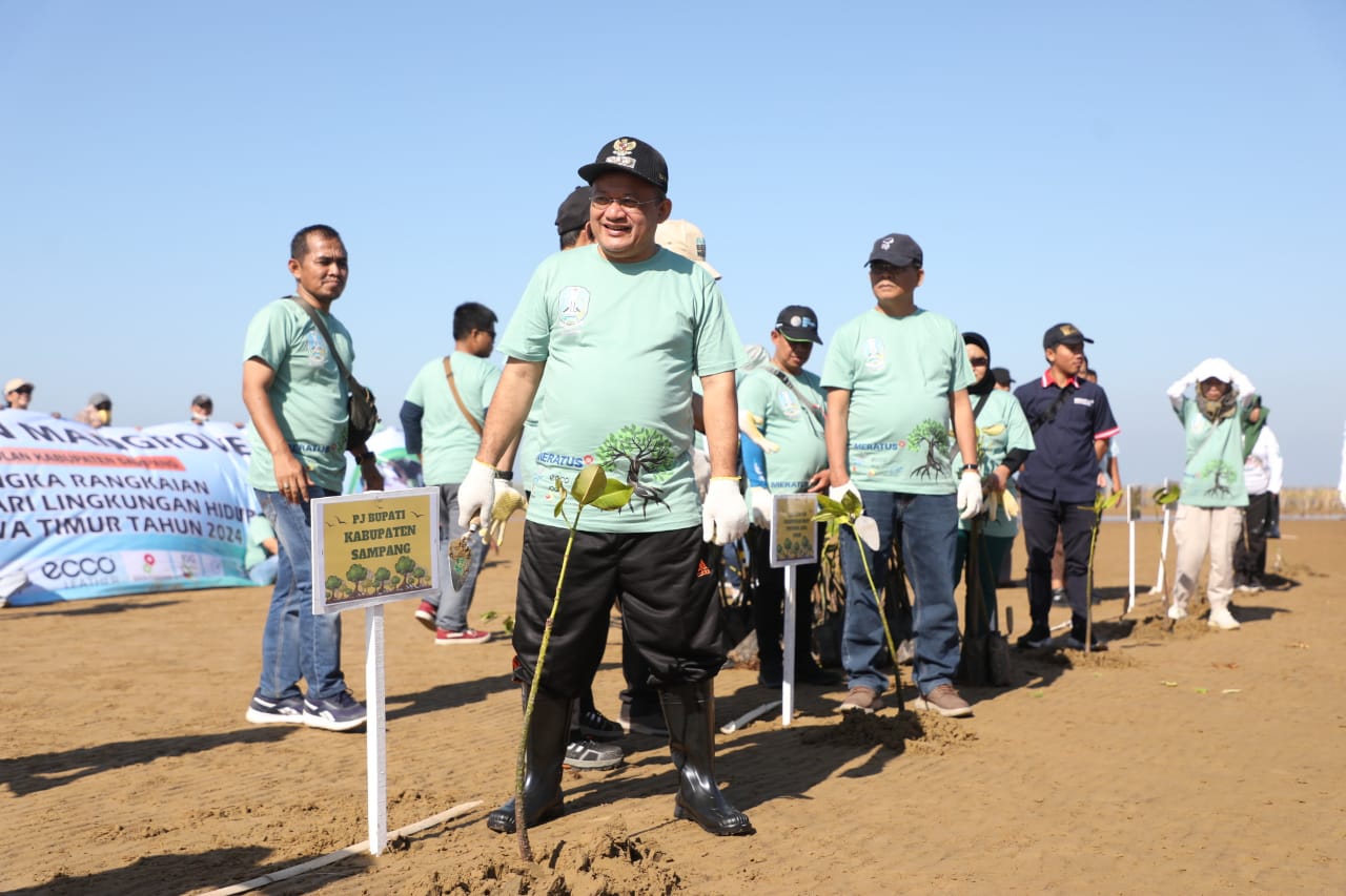 PEDULI LINGKUNGAN: Pj Bupati Sampang Rudi Arifiyanto menanam pohon mangrove di Pantai Damar Wulan, Desa Aeng Sareh, Kecamatan Sampang, Kamis (5/9).