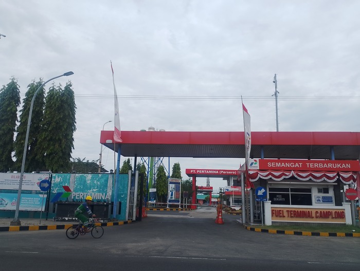 LENGANG: Pegawai PT Pertamina Patra Niaga berada di depan kantornya, Jumat (30/8). (UBAIDILLAHIR RA&rsquo;IE/JPRM)