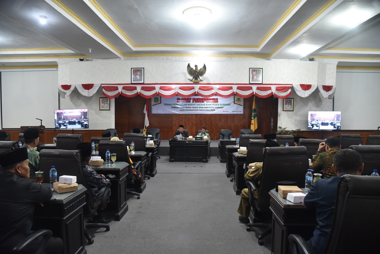 SUKSES: Ketua sementara DPRD Sumenep Zainal Arifin memimpin rapat paripurna pembentukan fraksi masa keanggotaan 2024&ndash;2029 di ruang paripurna, Senin (2/9).
