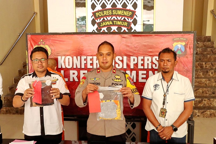 MERILIS: Wakapolres Sumenep Kompol Trie Sis Biantoro menunjukkan barang bukti kasus pencabulan di Mapolres Sumenep. (POLRES SUMENEP UNTUK JPRM)