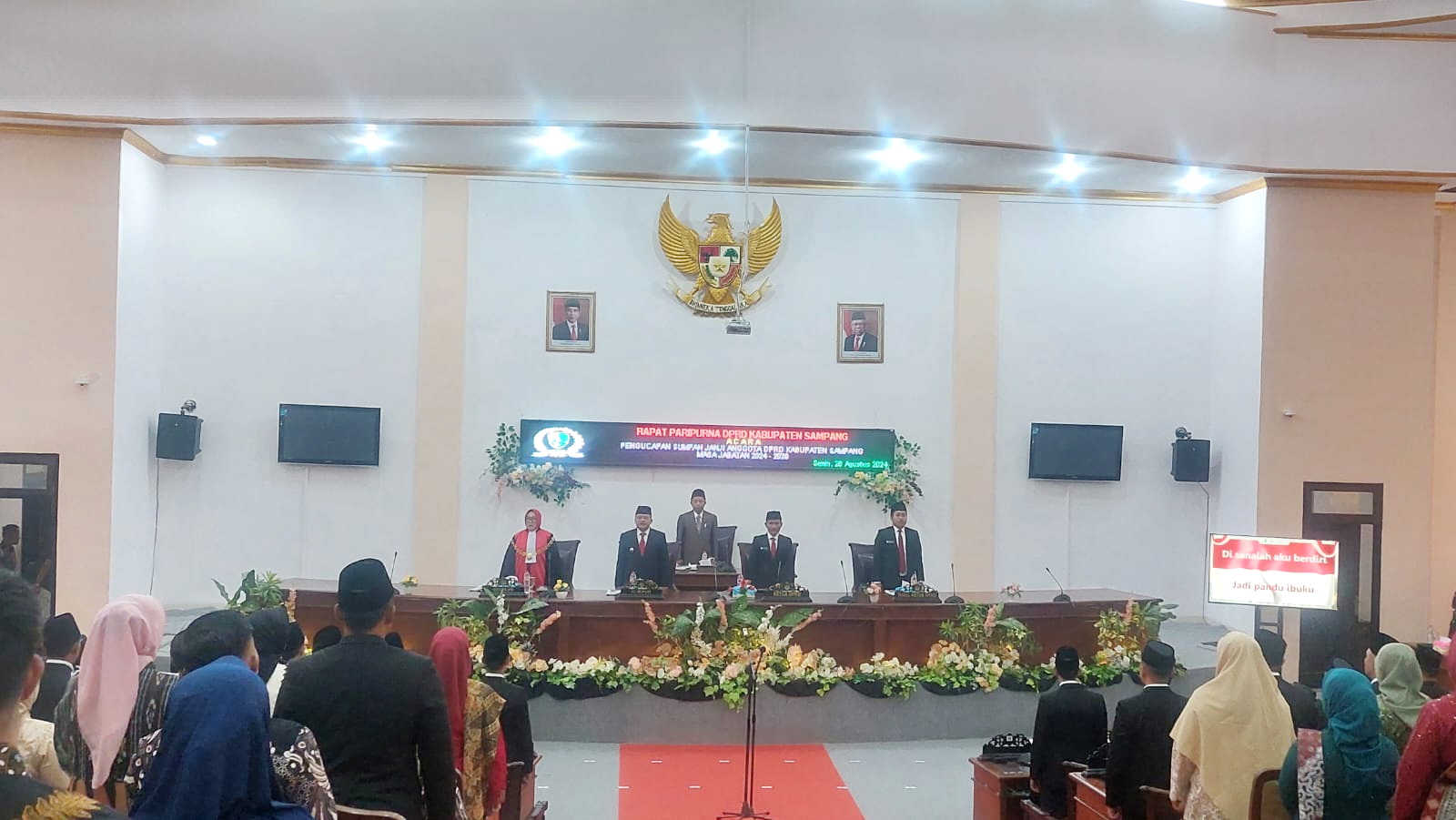 WAKIL RAKYAT: Kegiatan pelantikan anggota DPRD Sampang periode 2024&ndash;2029, Senin (26/8). (JUNAIDI PONDIYANTO/JPRM)
