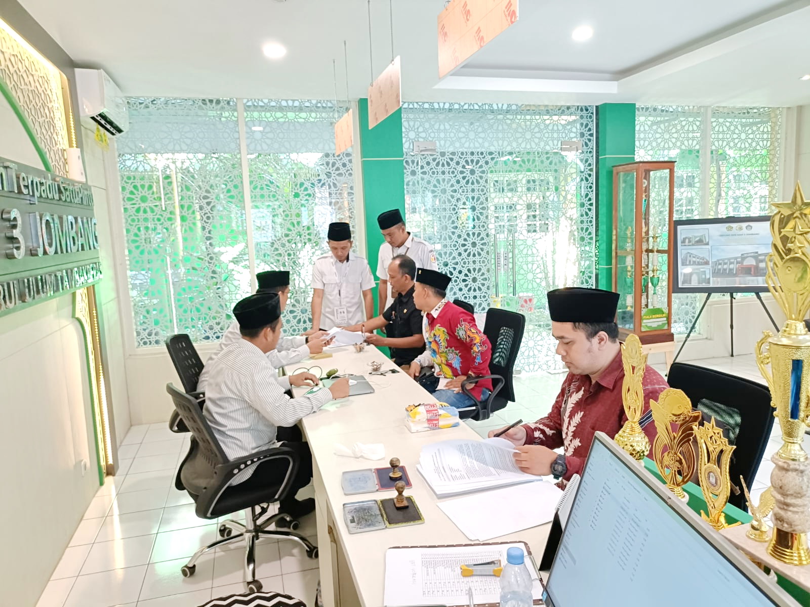 DIAWASI: Dua staf Divisi Hukum dan Penyelesaian Sengketa Bawaslu Sumenep Tohawi dan Tohli sedang mengawasi verifikasi faktual ijazah calon bupati dan wakil bupati Sumenep di MAN 3 Jombang kemarin.