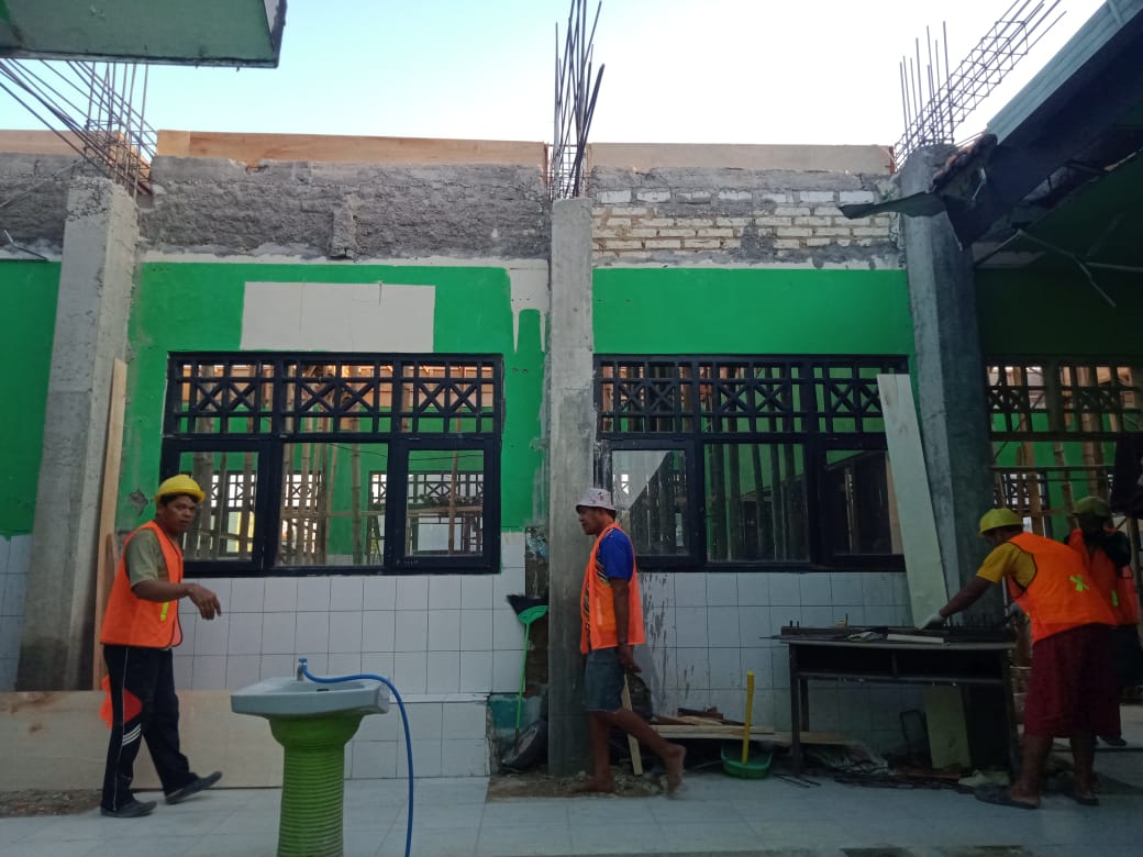 HARUS DIAWASI: Kuli bangunan mengerjakan proyek revitalisasi SDN Kraton 5 Bangkalan, Jumat (6/9). (IMAMUDIN/JPRM)
