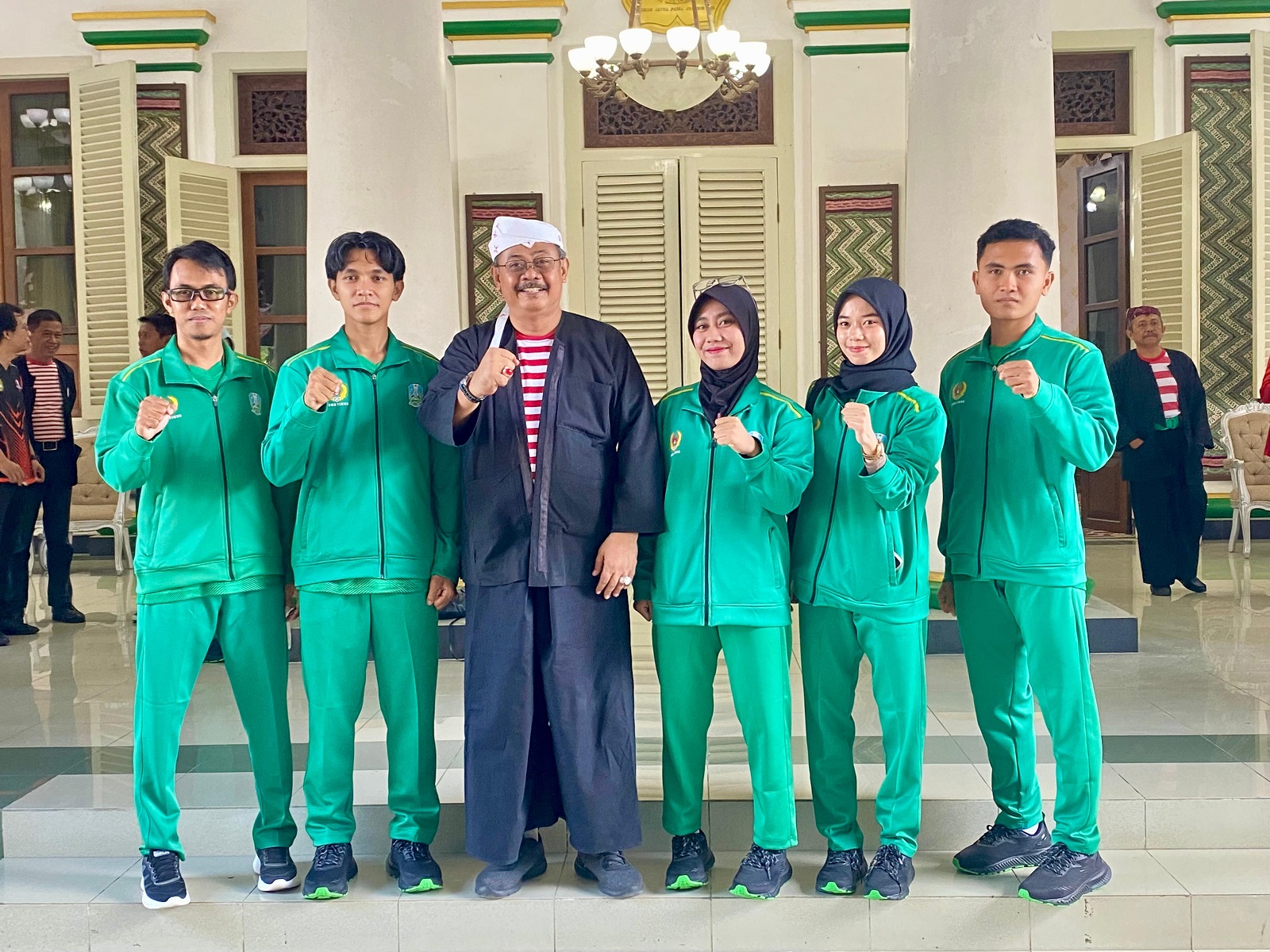 WAKILI JAWA TIMUR: Atlet dan pelatih taekwondo Pamekasan berfoto dengan Pj Sekkab Ach. Faisol di Peringgitan Dalam, Senin (2/9).