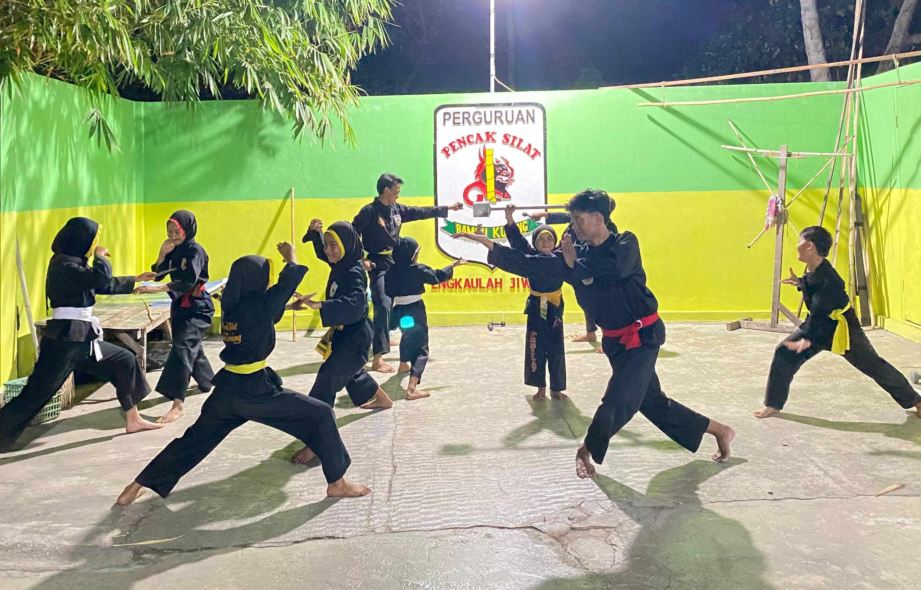 KOMPAK: Ketua Perguruan Bambu Kuning Arip Susanto melatih atlet binaan&nbsp;di halaman rumahnya, Selasa&nbsp;(3/9).