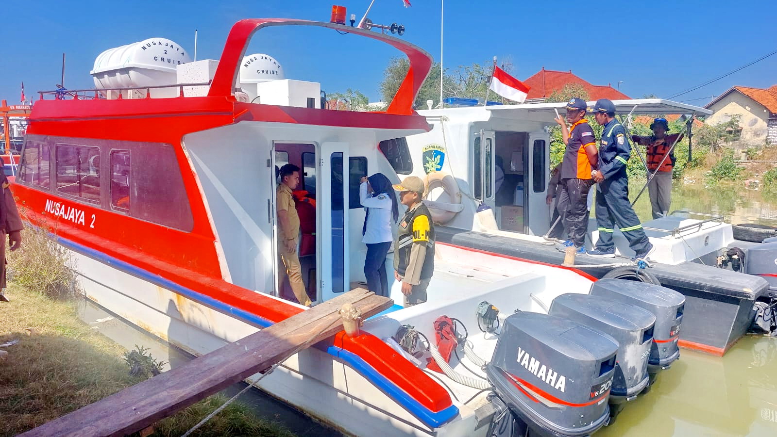 TENAGA PENDIDIK MANDANGIN: Sejumlah pegawai hendak menaiki kapal cepat di Pelabuhan Tanglok, Sampang, Senin (2/9).