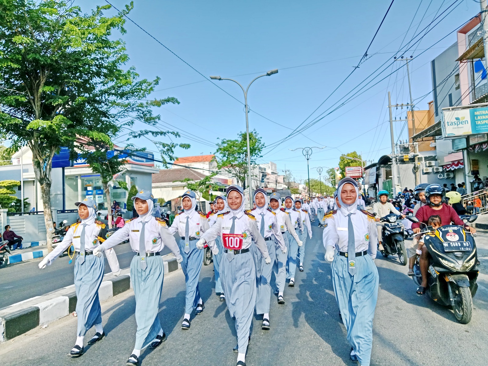 BERPRESTASI: Regu putri utusan SMKS Darus Salam Torjun saat tampil mengikuti lomba gerak jalan di Kota Sampang, Rabu (4/9).