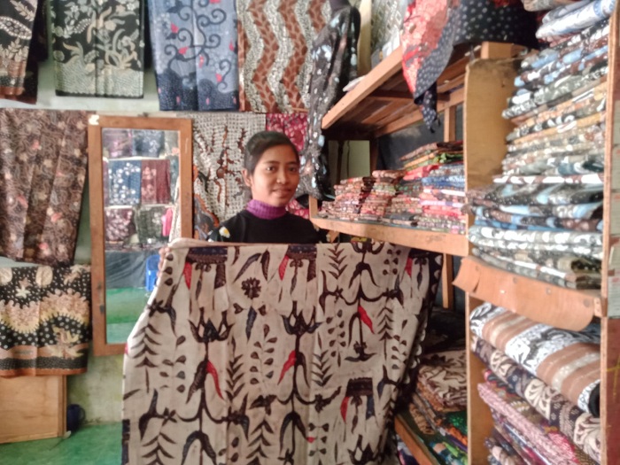 WARISAN KELUARGA: Sari Asih Jayanti menunjukkan batik tulis Madura karyanya di butik di Jalan Raya Ketengan, Desa Tunjung, Kecamatan Burneh, Bangkalan, Sabtu (24/8). (IMAMUDIN/JPRM)