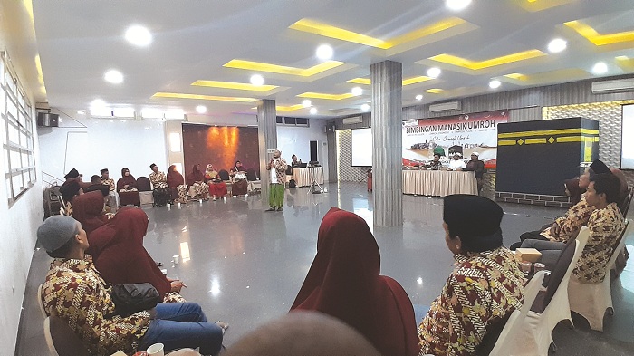 BAJU BATIK: Jemaah umrah PT Arudam 99 antusias mengikuti bimbingan manasik di Hotel Cahaya Berlian, Pamekasan, Sabtu (7/9). (M. KHOLIL RAMLI/JPRM)