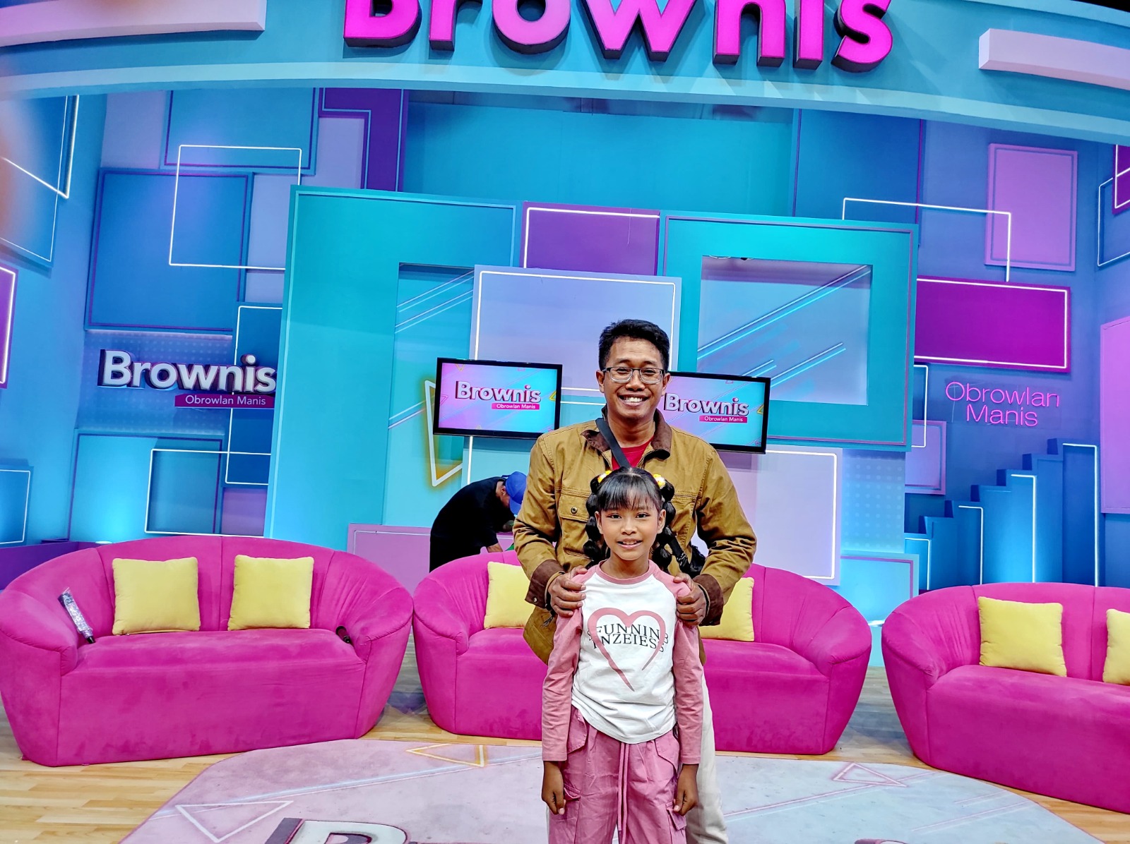 VIRAL: Aulia Putri bersama Moh. Zainal alias Inank Pelangi berpose saat menjadi bintang tamu di acara Brownis, Kamis (8/8). (INANK PELANGI UNTUK JPRM)