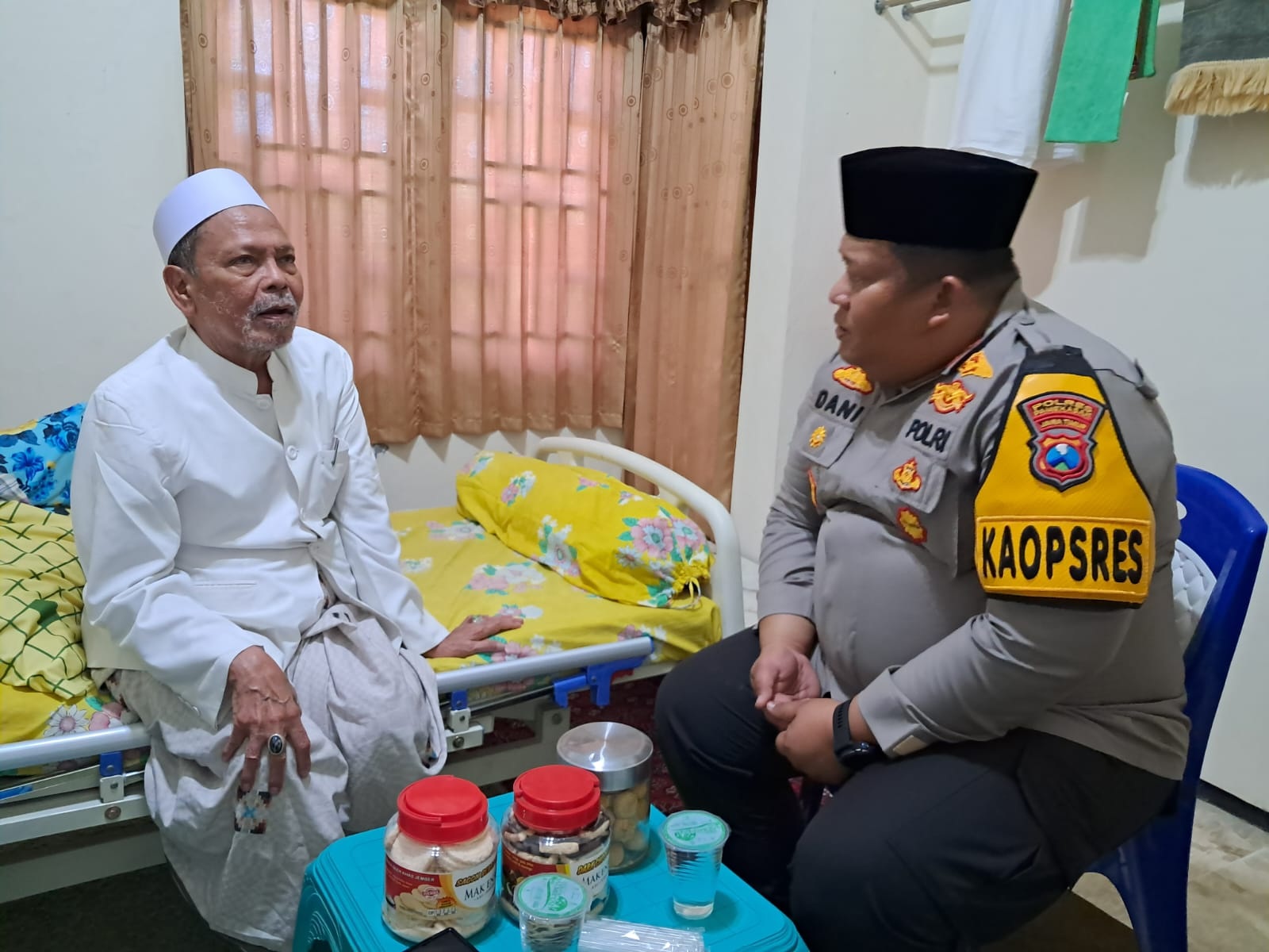 DEKAT: Kapolres Pamekasan AKBP Jazuli Dani Iriawan bersilaturahmi ke Pengasuh Ponpes Miftahul Ulum Panyepen RKH Mudatstsir Badrudin, Kamis (5/9). (POLRES PAMEKASAN UNTUK JPRM)