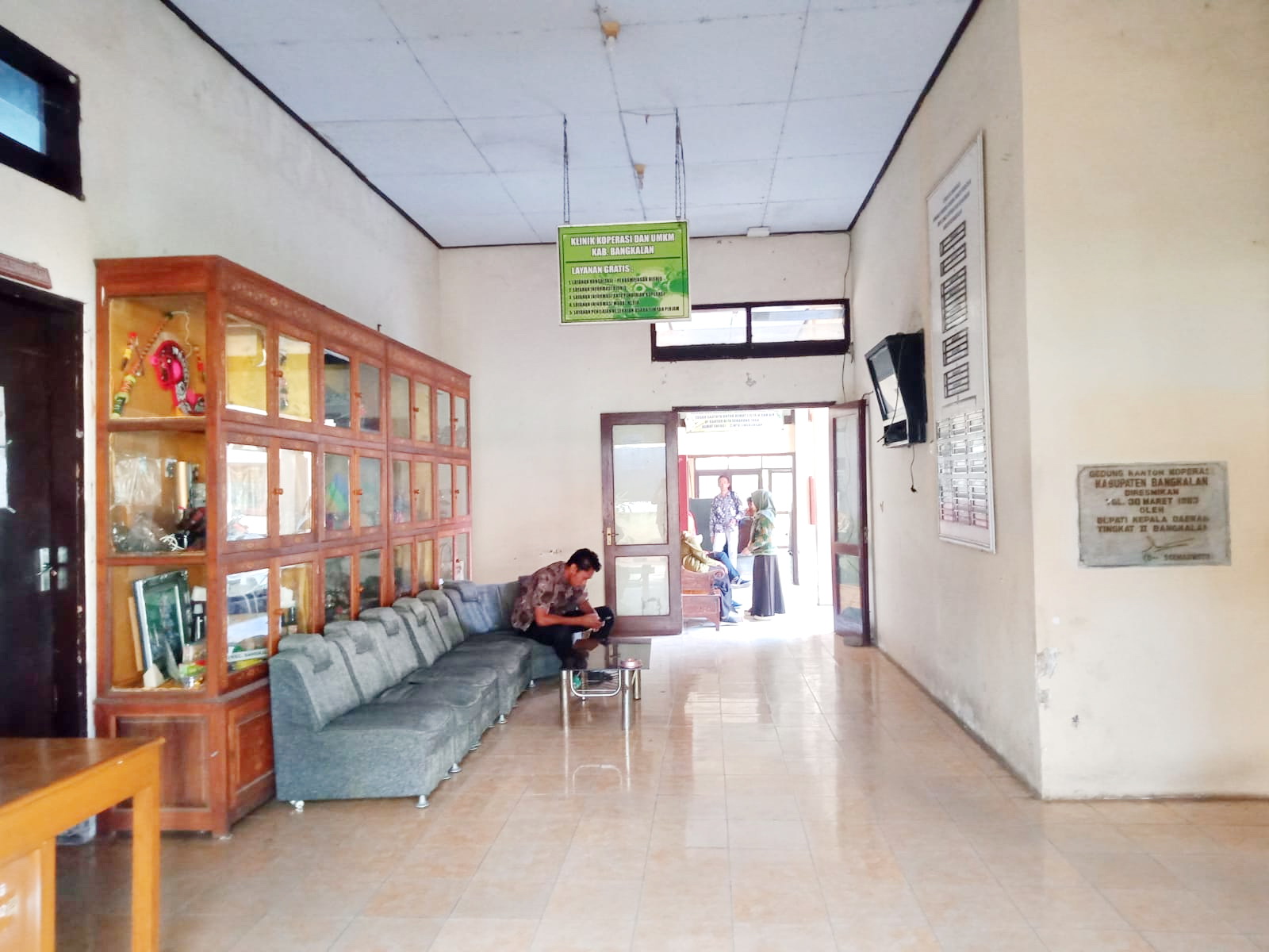SERTIFIKAT NIK: Petugas berada di ruang tunggu klinik koperasi dan UMKM, Jalan Soekarno-Hatta, Bangkalan, Kamis (5/9).
