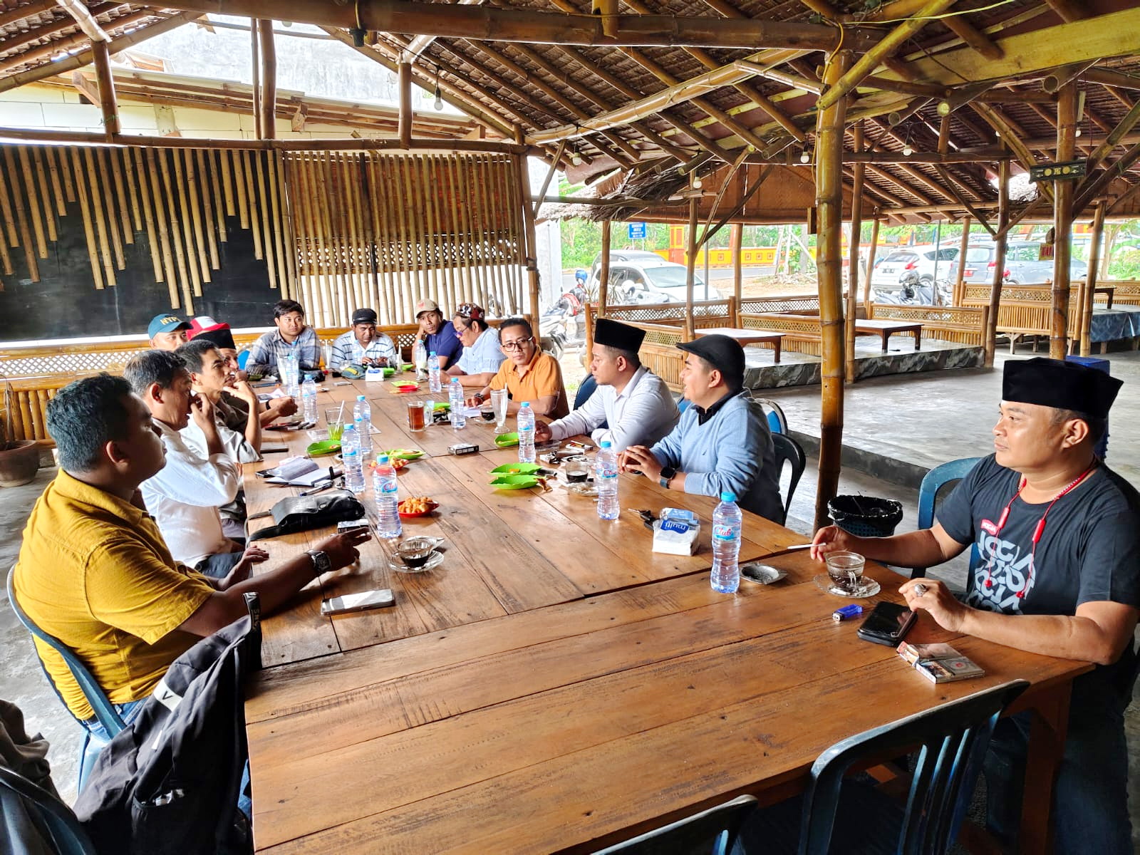 DISKUSI: Ketua DPC APTI Bangkalan Moh. Sugianto (berkacamata) saat memimpin rapat dengan anggota pada Rabu (4/9).