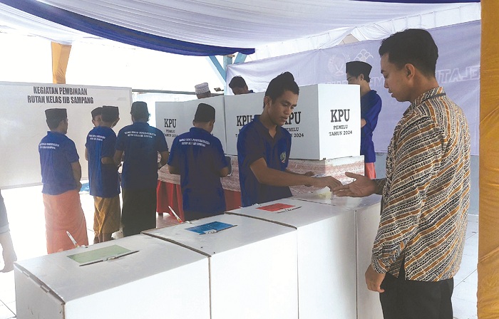 DEMOKRASI: Sejumlah warga binaan ketika menyalurkan hak politiknya pada Pemilu 2024 di TPS khusus Rutan Kelas II-B Sampang, Rabu (14/2). (JUNAIDI PONDIYANTO/JPRM)